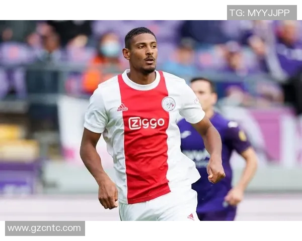 莱万状态火热欧冠赛场10场狂轰12球稳居射手榜首位